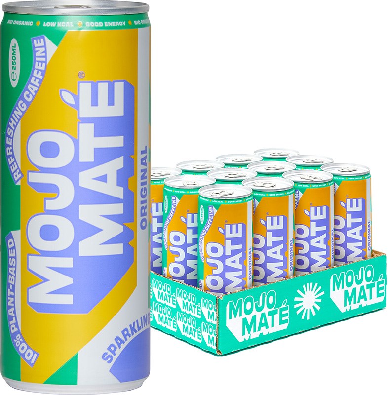 Mojo Mate Luomu Matejuoma Original; suuri tölkki ja tarjotin Mojo Maté Original -kuohuvaa juomaa eloisin keltaisin ja sinisin brändielementein sekä lihavoidulla valkoisella tekstillä; lieriömäiset tölkit metallisella pinnalla aseteltu pystyyn avonaiseen pahvitarjottimeen; kirjasintyyppi paksu ja tikkukirjasin; luettavassa etiketissä lukee ”Mojo Maté”; tausta tasainen ja vaalea; ei ihmisiä tai käsiä kuvassa; laaja tuotekuva.