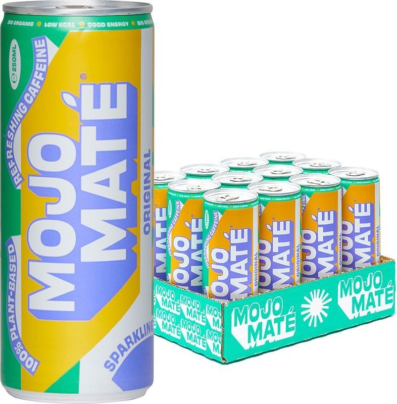 Mojo Mate Luomu Matejuoma Original; suuri tölkki ja tarjotin Mojo Maté Original -kuohuvaa juomaa eloisin keltaisin ja sinisin brändielementein sekä lihavoidulla valkoisella tekstillä; lieriömäiset tölkit metallisella pinnalla aseteltu pystyyn avonaiseen pahvitarjottimeen; kirjasintyyppi paksu ja tikkukirjasin; luettavassa etiketissä lukee ”Mojo Maté”; tausta tasainen ja vaalea; ei ihmisiä tai käsiä kuvassa; laaja tuotekuva.