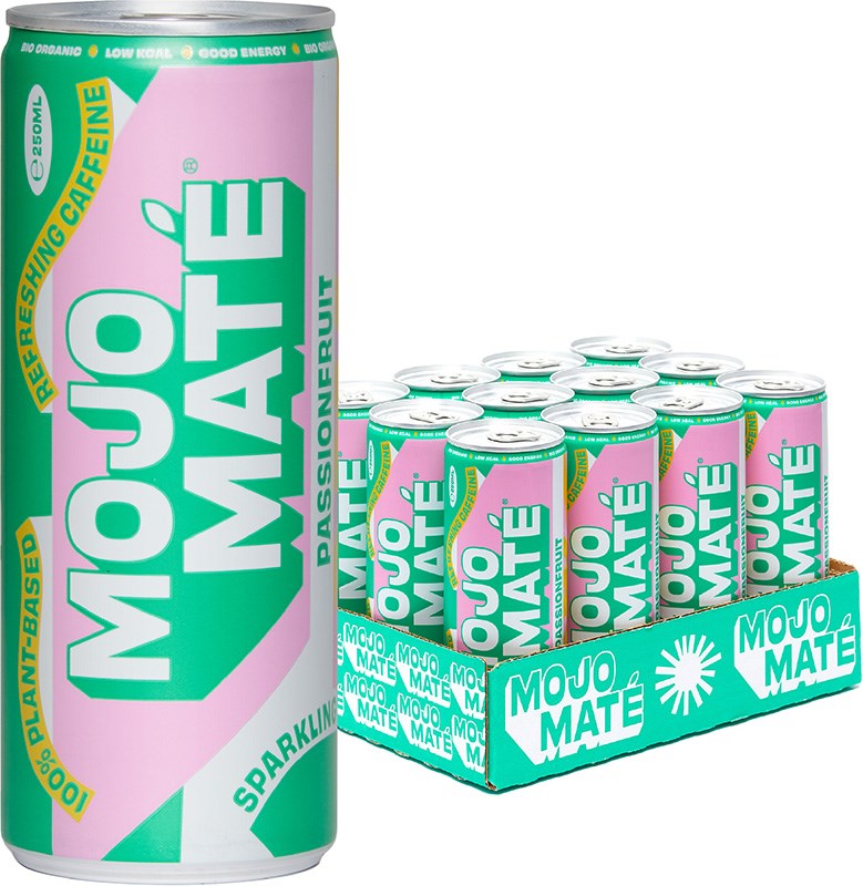 Mojo Mate Luomu Matejuoma Passiohedelmä; korkea tölkki ja täysi tarjotin MOJO MATÉ-poreilevaa passiohedelmäjuomaa, väritys voimakkaan vihreä ja pinkki, teksti lihavaa valkoista; tölkit ovat sylinterinmuotoisia ja mattapintaisia, tarjottimessa useita tölkkejä pystyasennossa; luettavassa tekstissä lukee "refreshing caffeine" ja "100% plant-based energy"; tausta yksivärinen, pöytäpinta näkyvissä, ei ihmisiä tai käsiä; kuvakulma suoraan edestä tuotteen tasolta.
