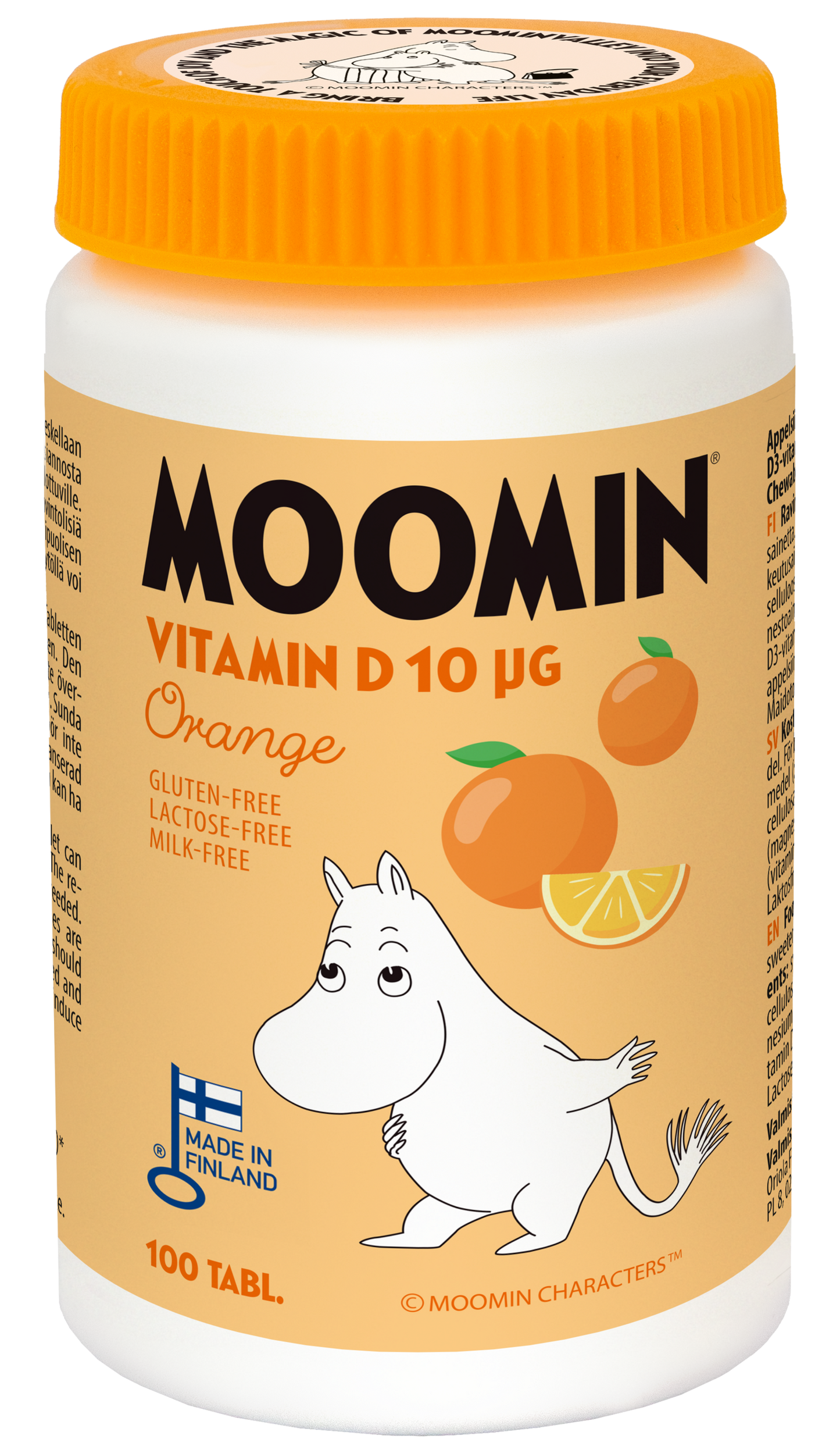 Moomin® D-vitamiini 10 µg Appelsiini; pullo Muumi D-vitamiini 10 µg -tabletteja appelsiinin makuisena, kuvassa iloinen Muumi-hahmo, tuoreita appelsiineja ja Suomen lippu; etiketissä maininta gluteenittomuudesta, laktoosittomuudesta ja maidottomuudesta; valkoinen muovipullo värikkäällä painetulla etiketillä, pyöristetty muoto ja mattapinta; selkeä groteskikirjasin tuotenimessä; ei ihmisiä tai käsiä, tasainen tausta, tuote suoraan edestä.