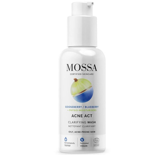 Mossa Acne Act Puhdistusgeeli; valkoinen pullo MOSSA Acne Act Clarifying Wash -puhdistusgeelille karviaiskuvalla, sinisellä tekstillä sekä vegaani-, dermatologisesti testattu- ja ilman tiettyjä ainesosia -kuvakkeilla; 150 ml:n pullossa kätevä pumppuannostelija; pinta mattamuovia lieriön muotoisena pyöristetyin reunoin; etiketissä selkeää sans-serif-tekstiä sinisenä ja mustana; ei käsiä tai ihmisiä näkyvissä; valkoinen studiotausta, tuote keskitettynä kuvassa.