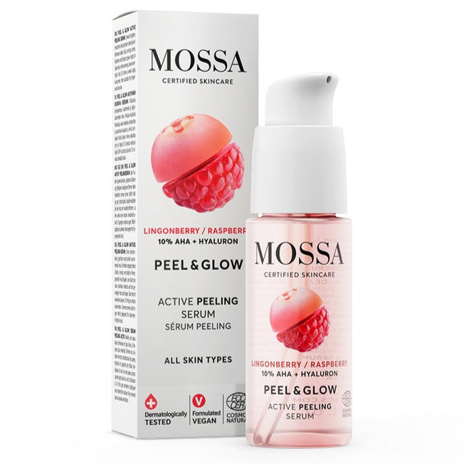 Mossa Juicy Peel & Glow Kuoriva Seerumi; pullo ja pakkaus pystyssä vaalealla taustalla; valkoinen, mattapintainen pakkaus, jossa vaaleanpunaisia hedelmäkuvia ja selkeä groteski typografia; koostumuksessa puolukkaa, vadelmaa, 10 % AHA-happoja ja hyaluronihappoa; kuvassa ei näy käsiä eikä ihmisiä.