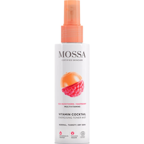 Mossa Vitamin Cocktail Energisoiva Kasvovesi; valkoinen sylinterin muotoinen muovinen suihkepullo mattapinnalla ja kirkkaanoranssilla korkilla; etiketissä lukee lihavoidulla groteskilla ”Mossa Vitamin Cocktail Energising Toner Mist”, kuvina tyrniä ja vadelmaa etupuolella; lisätekstissä mainitaan sopivuus normaalille, janoiselle ja kuivalle iholle; tausta tasainen ja pelkistetty.