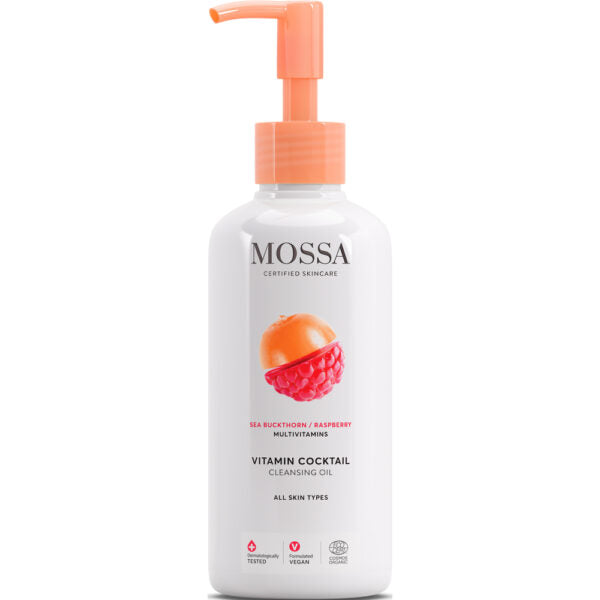 Mossa Vitamin Cocktail Puhdistusöljy; valkoinen MOSSA Vitamin Cocktail Cleansing Oil -pullo kiiltopinnalla; pullossa oranssi muovinen pumppu, painettu kuva persikasta ja vadelmasta etupuolella sekä merkinnät ”vegan” ja ”cruelty-free”; etikettiteksti nykyaikaisella groteskilla; ei ihmisiä tai käsiä, neutraali tausta; tuote esittelee vegaanisen ja eläinkokeettoman koostumuksensa.