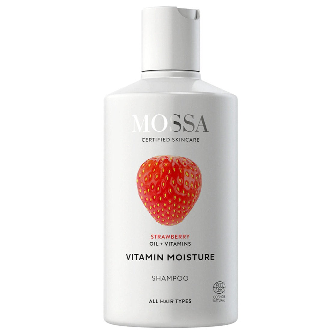 Mossa Vitamin Moisture Shampoo; valkoinen, sylinterimäinen muovipullo läppäkorkilla, pystyssä valkoisella taustalla; pinta mattaa; etiketissä mansikkakuva sekä musta-punainen groteski teksti, joka mainitsee mansikkaöljyn, vitamiinit ja sopivuuden kaikille hiustyypeille; kuvassa ei näy ihmisiä eikä käsiä.