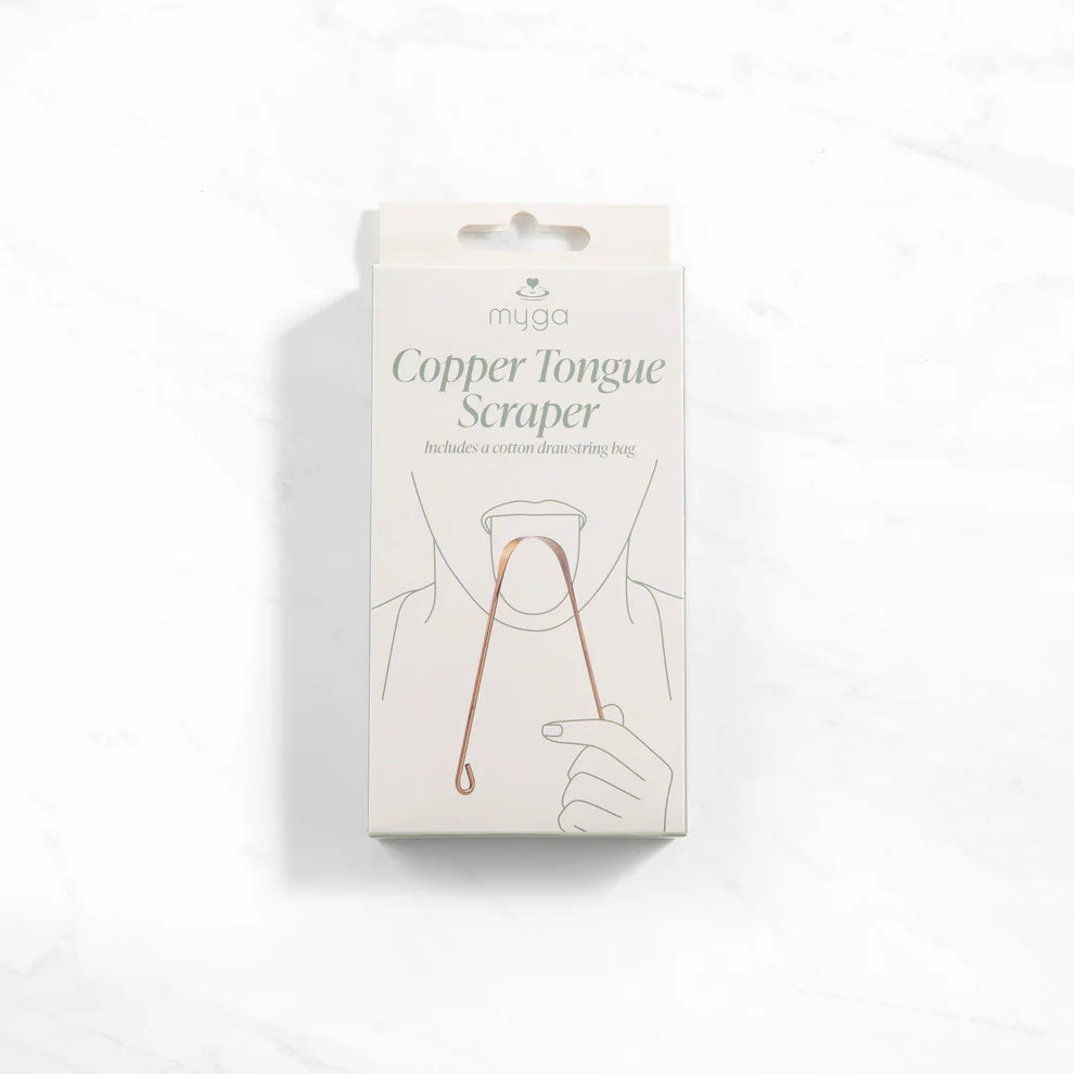 Myga Kuparinen Kielenkaavin; rasia Myga Copper Tongue Scraper -kielenkaavinta valkoisella pinnalla, etupuolella viivapiirroskuva henkilöstä demonstroimassa kuparikaapimen käyttöä; rasia suorakulmainen ja matta valkoinen kuparinvärisin tekstein ja niukoin graafisin elementein; ”Copper Tongue Scraper” lihavoidulla groteskikirjasimella yläosassa; ei näkyvää sisältöä tai ihmisiä, pelkkä pakkaus kuvassa.