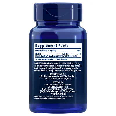 Life Extension NAD+ Cell Formula 300 mg; sininen pullo valkoisella etiketillä, joka näyttää ravintosisällön, ainesosat, valmistajan tiedot ja annostuksen nikotiiniamidiribosidikapselille; muovipurkki mattapinnalla ja sylinterinmuotoisena; etikettiteksti painettu lihavoiduin groteskikirjasimin mustana ja sinisenä valkoiselle pohjalle; kuva näyttää vain pullon pelkistetyllä valkoisella taustalla, ei muita esineitä.