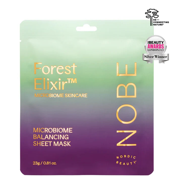NOBE Nordic Forest Bath Skincare Rituals; vihreä-violetti liukuvärillinen Forest Elixir -kangasnaamiopakkaus NOBElta, kultaista tekstiä ja palkintomerkki Silver Winner, Beauty Awards London 2022, rikastettu kasviuutteilla; pakkaus suorakaiteen muotoinen mattapinnalla; kultaista serif- ja groteskityypografiaa; ei ihmisiä tai käsiä; tuote kuvattu pystyssä neutraalilla taustalla tasaisessa valaistuksessa.