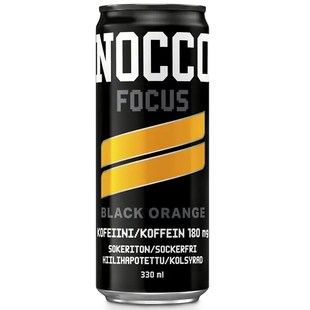 NOCCO FOCUS Black Orange Energiajuoma 24-pack; korkea musta NOCCO Focus -energiajuomatölkki tekstillä Black Orange, kuviona valkoista ja keltaista lihavoitua grafiikkaa; tuotetiedoissa 180 mg kofeiinia, sokeriton, hiilihapotettu ja 330 ml virkistäväksi tehostukseksi; alumiinitölkki sylinterin muotoinen mattapinnalla; groteskiteksti suuraakkosin, keskeiset tiedot selkeästi painettu etupuolelle; yksittäinen tuote tasaisella taustalla, ei ihmisiä tai käsiä.