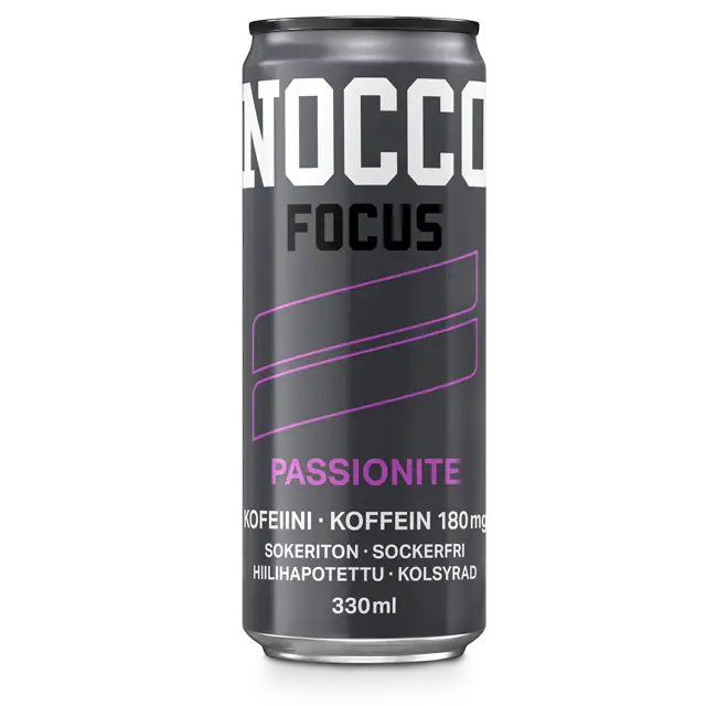 NOCCO FOCUS Passionite Energiajuoma 24-pack; 330 millilitran NOCCO Focus -energiajuomatölkki tekstillä Passionite violetein korostuksin; alumiinitölkki kapea ja sylinterin muotoinen mattapinnalla; groteskikirjasin näyttää tuotetiedot: ”180mg caffeine”, ”BCAA”, ”sugar-free” ja ”carbonated”; suomen- ja ruotsinkielistä tekstiä etiketissä; kuvan tausta tumma yhtenäinen, ei muita esineitä tai ympäristöä näkyvissä.