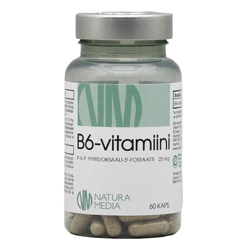 Natura Media B6-vitamiini 25 mg: valkoinen muovipurkki kiiltävällä pinnalla ja heijastavalla hopeanvärisellä korkilla, sisältää 60 kapselia; etiketissä teksti "B6-vitamiini", "Natura Media" ja "25 mg" vaihtelevin fonttikoin groteskikirjasimella; pullo on sylinterimäinen; tausta on vaalea, ei ihmisiä tai käsiä näkyvissä.