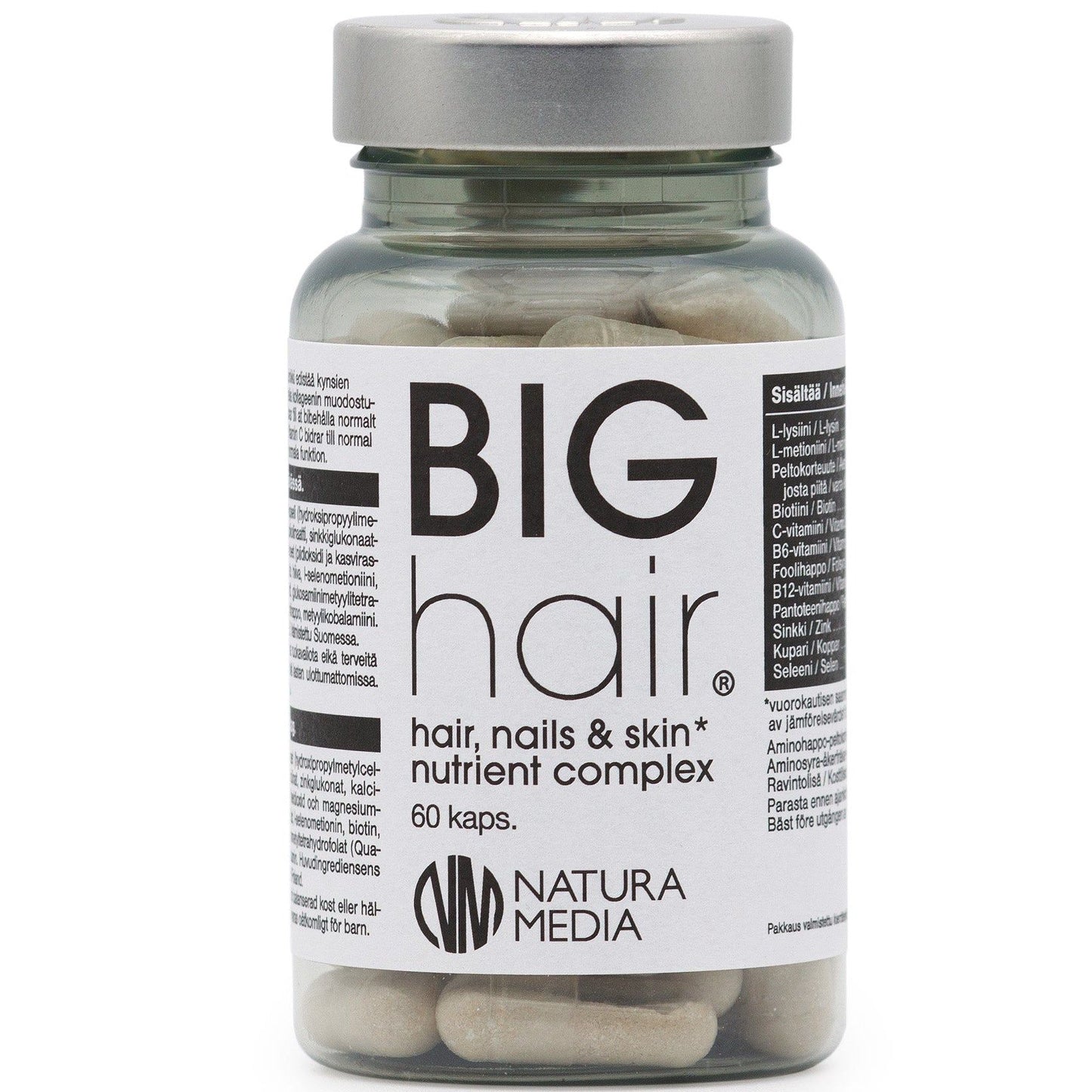 Natura Media BIGhair; pullo BIG hair, nails & skin -ravintoainekompleksia Natura Medialta, sisältää 60 kollageenikapselia; läpinäkyvä lieriömäinen muovipullo heijastavalla hopeisella kierrekannella, sisällä näkyy beigejä kapseleita; etiketissä lihavoitua mustaa groteskitekstiä neutraalilla pohjalla; kuvattu valkoisella taustalla, ei ihmisiä tai muita esineitä näkyvissä.