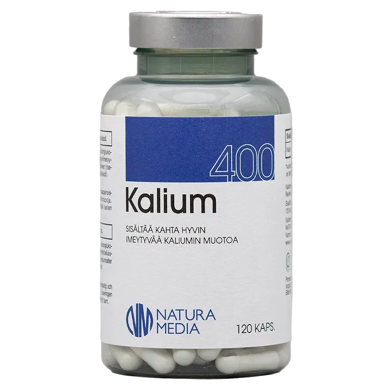 Natura Media Kalium 400 mg: muovipurkki valkoisella kierrekorkilla, sylinterimäinen muoto, sisältää 120 valkoista kaliumkapselia; etiketissä suomenkielistä tekstiä, Natura Media -logo sekä selkeät valkoiset ja siniset osiot groteskikirjasimella; tuote kuvattu studiovalaistuksessa yksiväristä taustaa vasten.