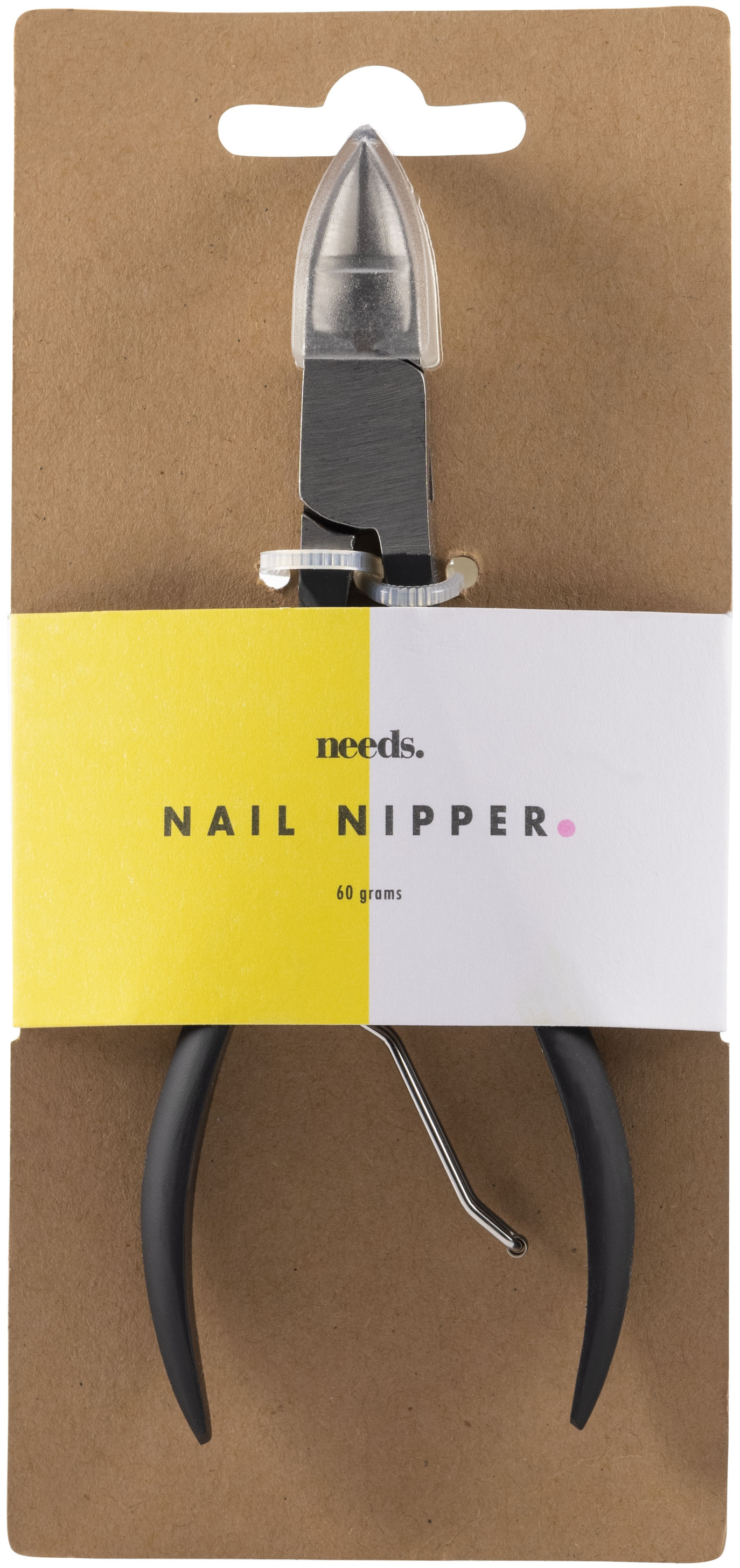 Needs Kynsipihdit; kynsipihdit mustin kahvoin on pakattu ruskealle kortille, jossa valkoinen ja keltainen etiketti, merkitty needs. NAIL NIPPER 60 grams; työkalun metalliosa on mattapintainen, kahvat kaarevat ja pinnoitetut; pakkauksessa lihava groteskitypografia etikettitekstille; ei käsiä tai ihmisiä näkyvissä; tavanomainen tuotekuva yksivärista taustaa vasten; työkalu on kiinnitetty tukevasti pakkaukseen.