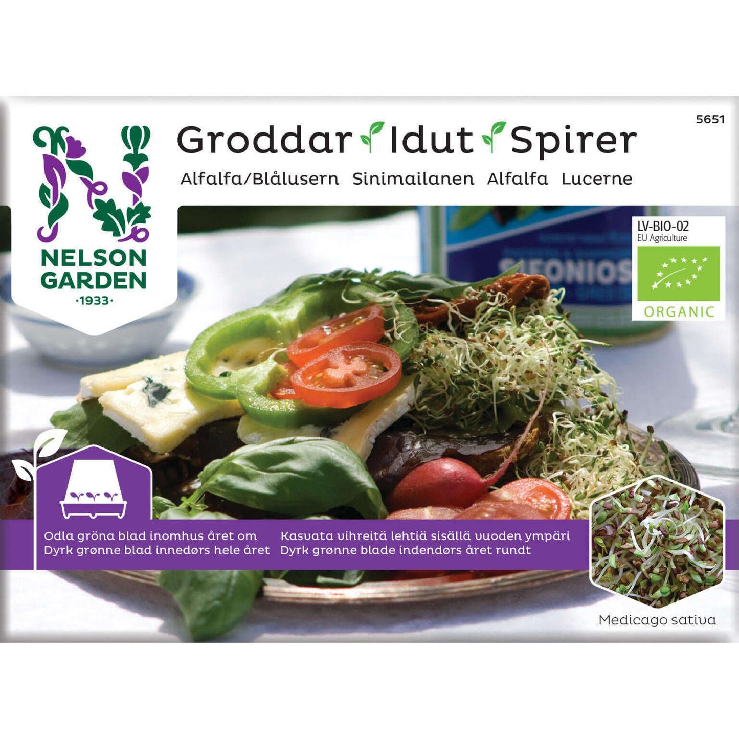 Nelson Garden Idut Luomu Sinimailanen; pakkaus Nelson Gardenin luomusinimailaskasvusiemeniä, kuvassa salaatti luomuituineen, vihanneksineen ja juustoineen; pakkaus suorakulmainen mattapintainen, useita kieliä ja luomusertifiointimerkkejä etupuolella; päätekstin kirjasin yksinkertainen groteski; ei ihmisiä tai käsiä kuvassa, valkoinen tausta, pelkkä tuotekuva.