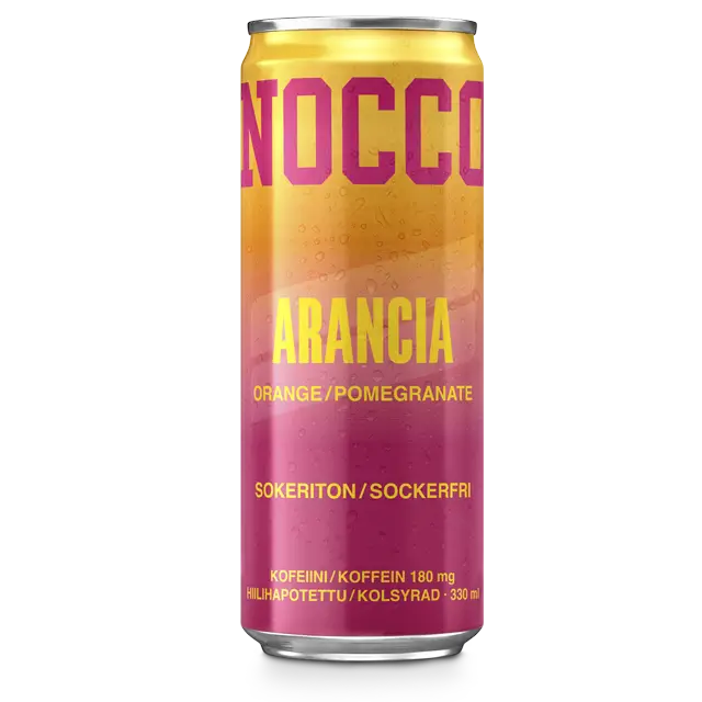 NOCCO BCAA Arancia Energiajuoma 24-pack; korkea NOCCO Arancia -tölkki mattapinnalla ja pystysuoralla lieriömäisellä muodolla, näyttää keltaisesta vaaleanpunaiseen liukuvan taustan; etiketissä lihavoitua tikkukirjasinta, ”NOCCO” yläosassa ja ”ARANCIA” alla, sekä pienempää tekstiä ”180 mg caffeine”, ”sugar-free” ja ”carbonated”; ei ihmisiä tai käsiä näkyvissä; neutraali studiotyylinen tausta.