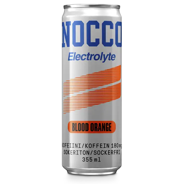 NOCCO Electrolyte Blood Orange Energiajuoma 24-pack; hopeinen NOCCO Electrolyte Blood Orange -juomatölkki sinisin ja oranssein tekstein ja kuvituksin; tölkki sylinterin muotoinen mattametallisella pinnalla; etikettitiedoissa ”sugar-free”, ”caffeine”, ”electrolytes” ja ”355 ml”; sininen palkkigroteski hallitsee kuvaa; tausta valkoinen ilman näkyvää ympäristöä tai ihmisiä.