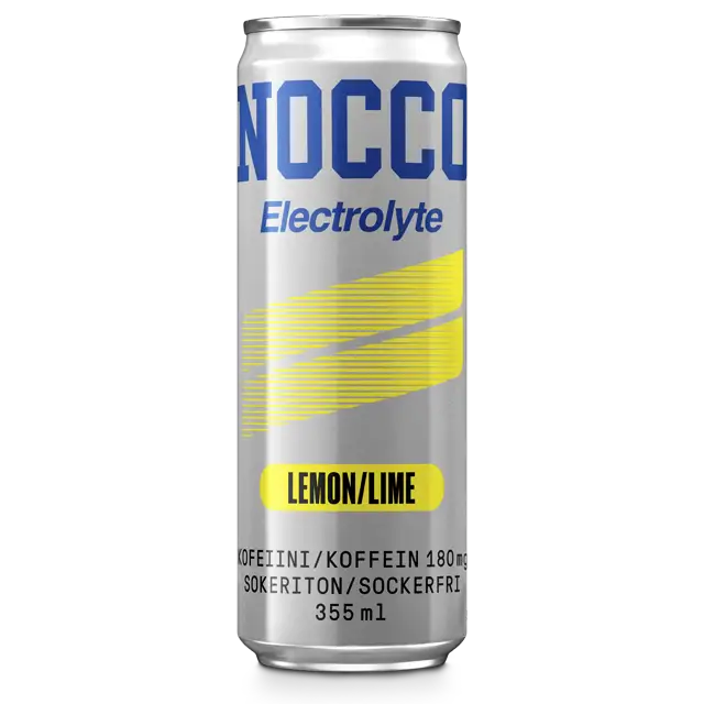 NOCCO Electrolyte Lemon-Lime Energiajuoma 24-pack; korkea hopeinen NOCCO Electrolyte Lemon/Lime -juomatölkki sinisin ja keltaisin kuvioin, näyttää 355 ml koon ja 180 mg kofeiinia, sokeriton-merkintä ruotsiksi; sylinterin muotoinen metallipakkaus mattapinnalla; lihavoitu groteskikirjasin tuotenimessä ja tiedoissa; kuvassa näkyy vain tölkki tasaista taustaa vasten, ei ihmisiä tai ympäristöä.