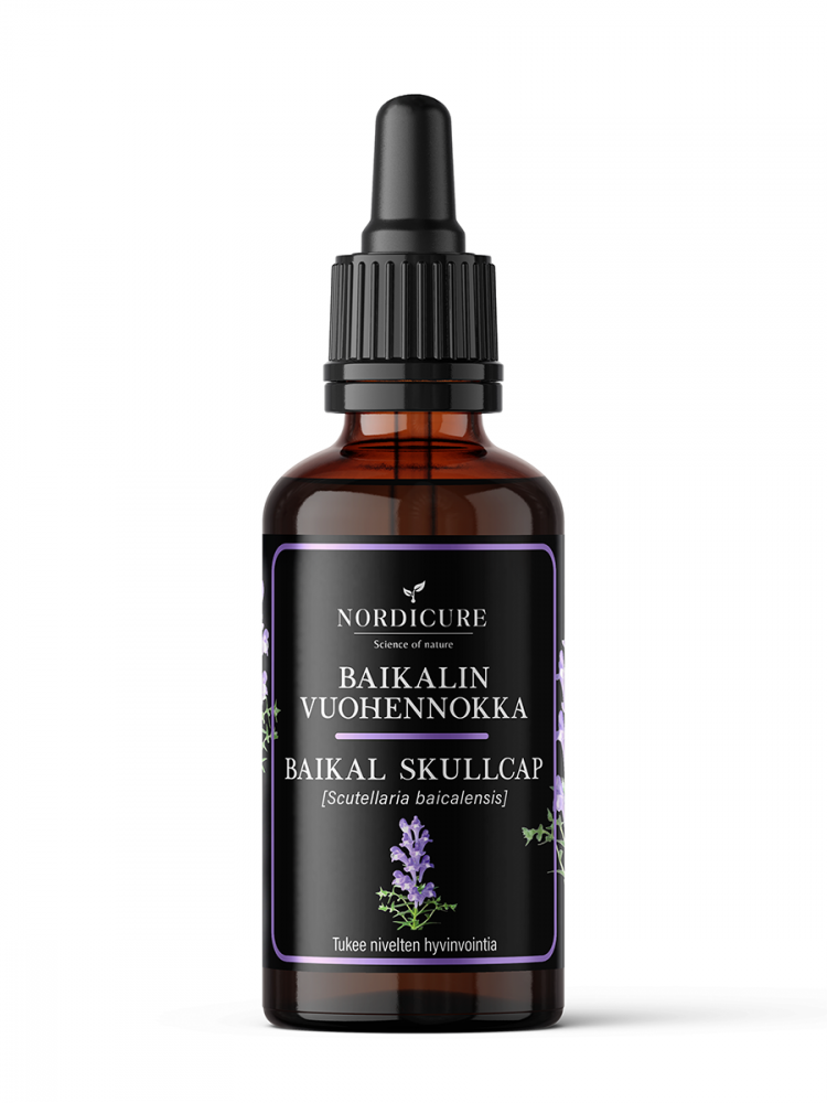 NordiCure Baikal Skullcap 1:3, ruskea lasinen tippapullo kasvikuvituksin ja suomenkielisellä tekstillä, musta tippakorkki valkoista taustaa vasten; pullo sylinterimäinen mattapinnalla, etiketti selkeästi painettu modernilla groteskifontilla; ympäristö minimalistinen, ei ihmisiä eikä muita esineitä näkyvissä.