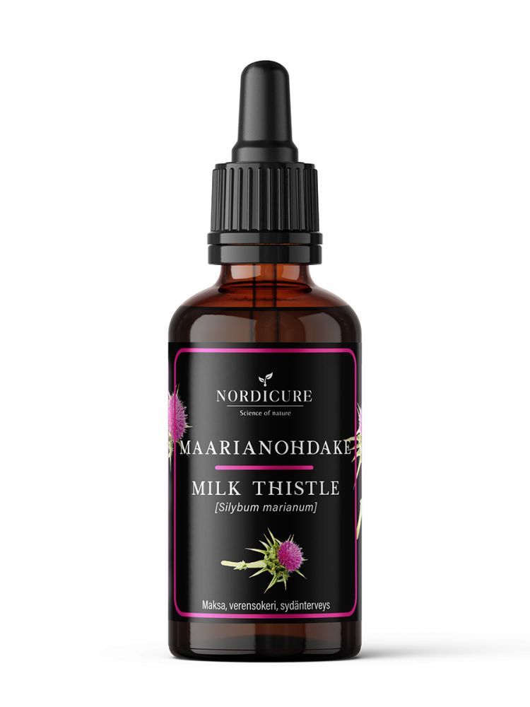 NordiCure Milk Thistle 1:3; tumma lasinen tiputinpullo tekstillä "Nordicure Milk Thistle (Silybum marianum)" ja violettien ohdakekukkien kuvituksin; etiketissä kuvakkeita tai tekstiä maksan, verensokerin ja sydämen terveyshyödyistä sekä maininta silymariinista; etikettifontit sekoitus sans-serifiä ja antiikvaa valkoisella pohjalla; ei ihmisiä tai käsiä; tuote kuvattu neutraalia taustaa vasten.
