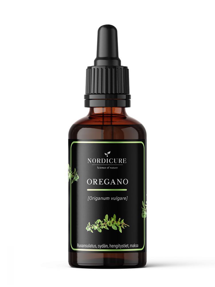 NordiCure Oregano; ruskea lasinen tippapullo, jossa lukee "Nordicure Oregano", vihreitä yrttikuvituksia; pullo on sylinterinmuotoinen, sileän mattapintainen, musta muovinen tiputinkorkki; suorakulmaisessa etiketissä on mattamusta pohja sekä valkoista ja vihreää groteskitekstiä englanniksi ja suomeksi; kuvassa ei näy ihmisiä tai käsiä; kuva on eristetty valkoiselle taustalle pelkkänä tuotekuvana.
