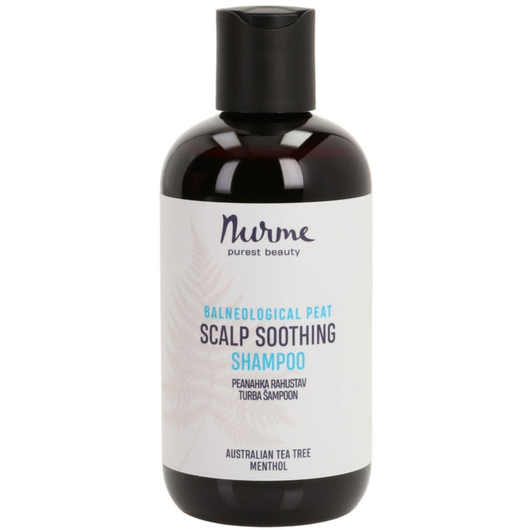 Nurme Balneologinen Turve Hiuspohjaa Rauhoittava Shampoo; pullo Nurme Balneological Peat Scalp Soothing Shampoo -tuotetta australialaisella teepuulla ja mentolilla; astia tummasävyinen, lieriömäinen, muovia mattamustalla korkilla; valkoinen etiketti kiertää etusivun ympäri, näyttää tuote- ja ainesosatekstiä lihavoidulla tikkukirjasimella; ei ihmisiä tai rekvisiittaa näkyvissä; tausta tasainen ja tekstuuriton; kuva keskittyy tiiviisti pulloon.