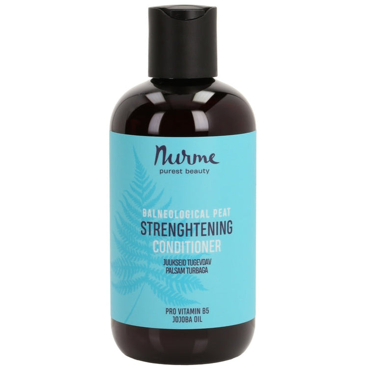 Nurme Balneologinen Turve Vahvistava Hoitoaine; pullo Nurme Balneological Peat Strengthening Conditioner -tuotetta sinisellä etiketillä, tekstiä, saniaiskuvitus ja rikastettu turpeella uudistuneiden hiusten puolesta; muovipullo lieriömäinen mattapinnalla ja valkoinen läppäkorkki; etikettityyppografia tikkukirjasinta valkoisena; tuote pystyssä vaalealla tasaisella taustalla, ei ihmisiä tai käsiä näkyvissä.