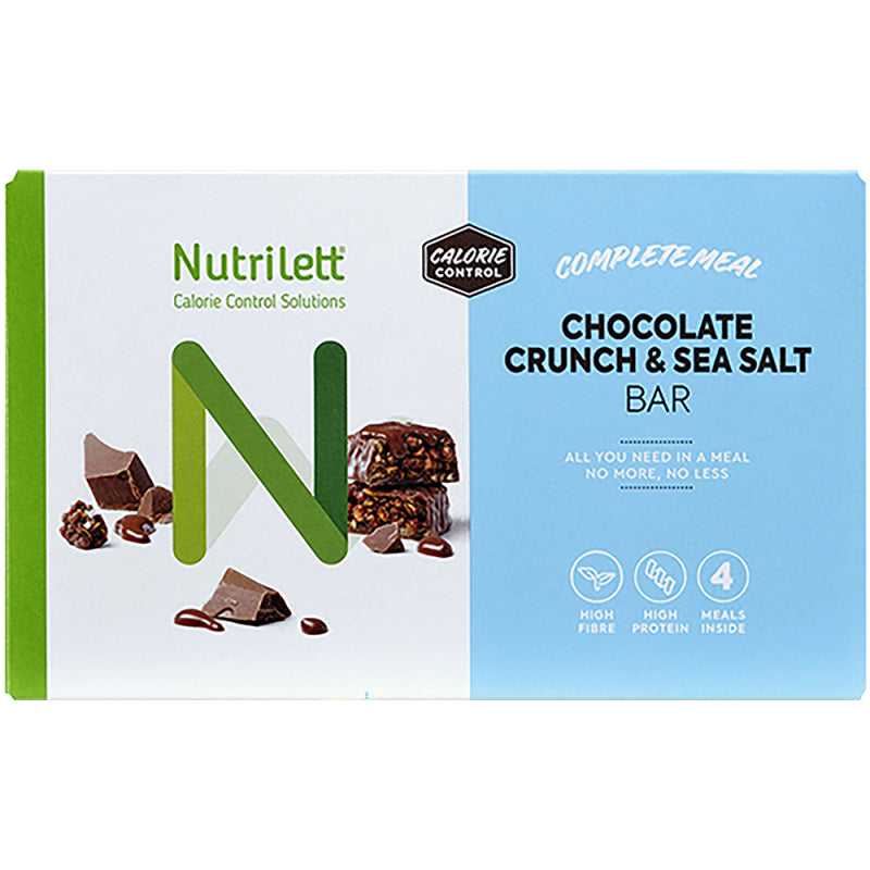 Nutrilett Ateriankorvikepatukka, Chocolate Crunch & Sea Salt, 4 kpl pakkaus; suklaanpaloja ja vihreä N-kirjain kuvattuna laatikossa, teksti kertoo runsaasta kuidusta, runsaasta proteiinista ja 4 ateriasta pakkauksessa; suorakaiteen muotoinen laatikko mattapinnalla, valkoinen tausta ruskein aksentein; lihavoitu groteskifontti; kuvattu yksinään vaalealla alustalla.