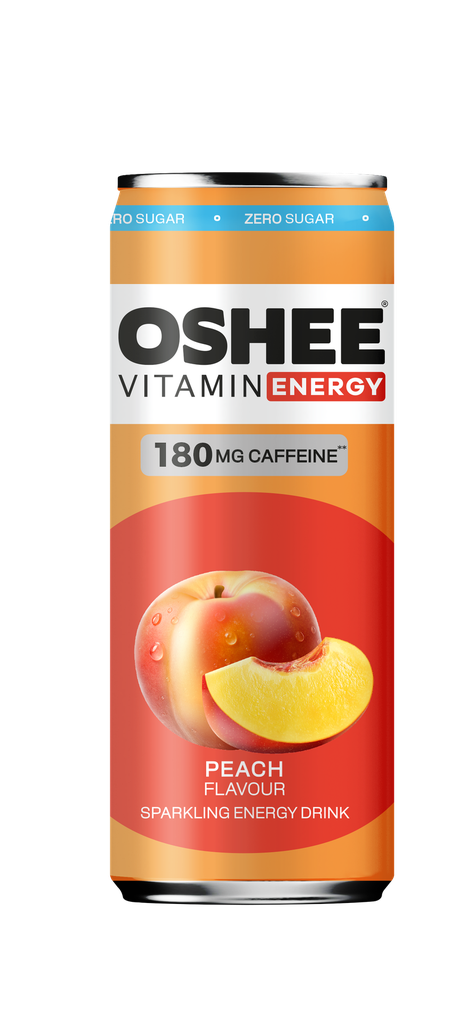 OSHEE Energy Drink Peach Zero; tölkki OSHEE Vitamin Energy -persikanmakuista kuohuvaa energiajuomaa, kuvituksena persikka ja persikkaviipale eloisaa punaista ja oranssia taustaa vasten; sylinterin muotoinen metallitölkki kiiltopinnalla; etiketissä palkki- ja lihavoitua groteskitypografiaa; luettavissa ”180mg caffeine” ja ”zero sugar”; ei ihmisiä tai käsiä, neutraali studiotausta, tuote pystyssä; etiketti korostaa piristävää tehoa.