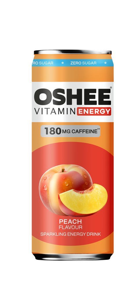 OSHEE Energy Drink Peach Zero; tölkki OSHEE Vitamin Energy -persikanmakuista kuohuvaa energiajuomaa, kuvituksena persikka ja persikkaviipale eloisaa punaista ja oranssia taustaa vasten; sylinterin muotoinen metallitölkki kiiltopinnalla; etiketissä palkki- ja lihavoitua groteskitypografiaa; luettavissa ”180mg caffeine” ja ”zero sugar”; ei ihmisiä tai käsiä, neutraali studiotausta, tuote pystyssä; etiketti korostaa piristävää tehoa.