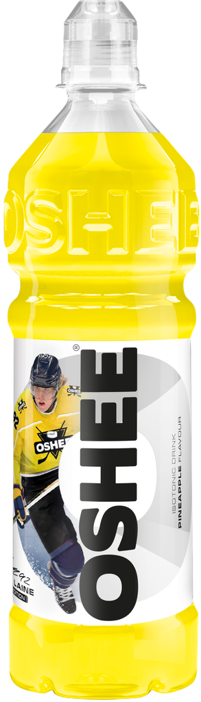 Keltainen OSHEE isotonic -juomapullo ananaksen makuisena, etiketissä jääkiekkoilija keltaisissa ja mustissa varusteissa. Brändinimi OSHEE on painettu pystysuunnassa suurin kirjaimin. Muovipullo on hieman kiiltäväpintainen, pyöristetyin hartioin, urheilujuomapakkaus. Tausta on valkoinen studiovalaistuksessa. Ihmisiä tai käsiä ei näy kuvassa.