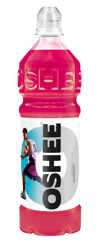 OSHEE Isotonic Raspberry 6-pack; pullo vaaleanpunaista OSHEE-urheilujuomaa vadelman maussa, etiketissä koripalloilija sekä tehostettu nesteytys aktiiviseen elämäntapaan; kirkas muovipullo mattapinnalla, lieriömäinen muoto ja uritettu kierrekorkki; kiiltävässä painetussa etiketissä kuva liikkeessä olevasta koripalloilijasta; sana ”OSHEE” lihavoiduin, tikkukirjasin versaalikirjaimin; tausta tasainen valkoinen, ei ihmisiä tai käsiä kuvassa; puhdas studiotuotekuva.