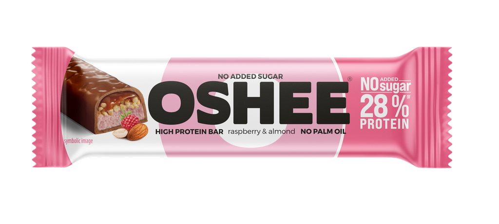 OSHEE Protein Bar Raspberry & Almond; vaaleanpunainen ja valkoinen Oshee-runsasproteiininen patukkakääre vadelma-mantelimaulla, merkitty ei lisättyä sokeria, ei palmuöljyä, 28 % proteiinia, vasemmalla kuva patukasta ja manteleista; suorakulmainen matta kääre lihavoidulla mustalla ja vaaleanpunaisella groteskikirjasimella; pakkaus korostaa korkeaa proteiinipitoisuutta; valkoinen tausta, ei käsiä tai ihmisiä.