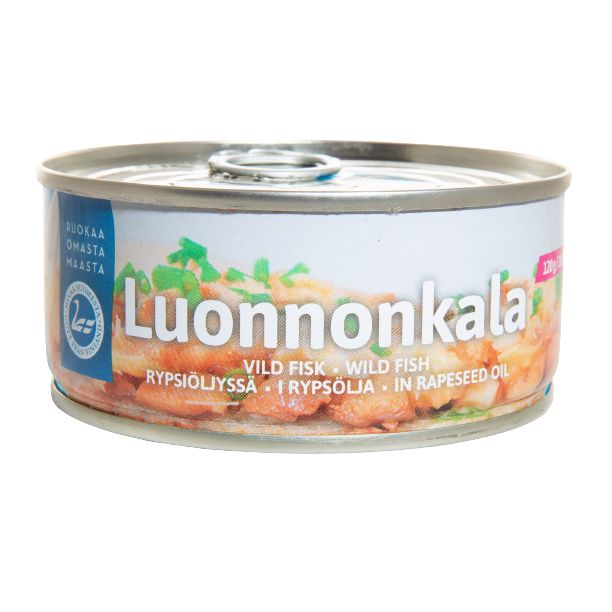 Pielisen Kala Luonnonkala; pyöreä tölkki Luonnonkala-kalaa rypsiöljyssä; astia metallia mattapinnalla, etiketti valkoisella pohjalla; etiketissä kuva kypsästä kalasta vihrein yrttein, selkeä teksti "Vild Fisk / Wild Fish / In Rapeseed Oil" sekä pieni suomalainen joutsenlogo; ei ihmisiä tai käsiä kuvassa, tuote pelkistetyllä taustalla suoraviivaisessa kuvassa.