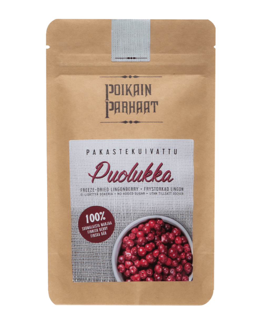 Poikain Parhaat Pakastekuivattu Puolukka; ruskea uudelleensuljettava pakkaus sisältää pakastekuivattuja puolukoita; taipuisa pussi on mattapintainen ja suorakulmainen pyöristetyin reunoin; etuosassa valokuva kirkkaanpunaisista puolukoista kulhossa; teksti painettu sekä suomeksi että englanniksi lihavoidulla groteskikirjasimella; ei ihmisiä tai käsiä näkyvissä, tausta valkoinen.