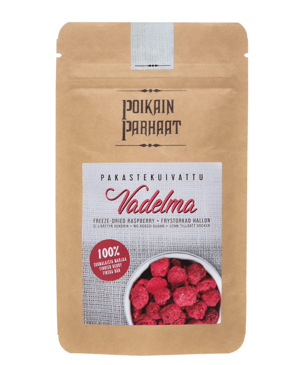 Poikain Parhaat Pakastekuivattu Vadelma; ruskea uudelleensuljettava pussi sisältää pakastekuivattuja vadelmia; pakkaus on mattapintainen, etiketin alla kuva punaisista vadelmista, tekstiä kolmella kielellä: suomeksi, ruotsiksi ja englanniksi; pussi seisoo pystyssä selkeällä tuotebrändäyksellä etuosassa; ei ihmisiä tai käsiä näkyvissä, tausta yksivärinen.