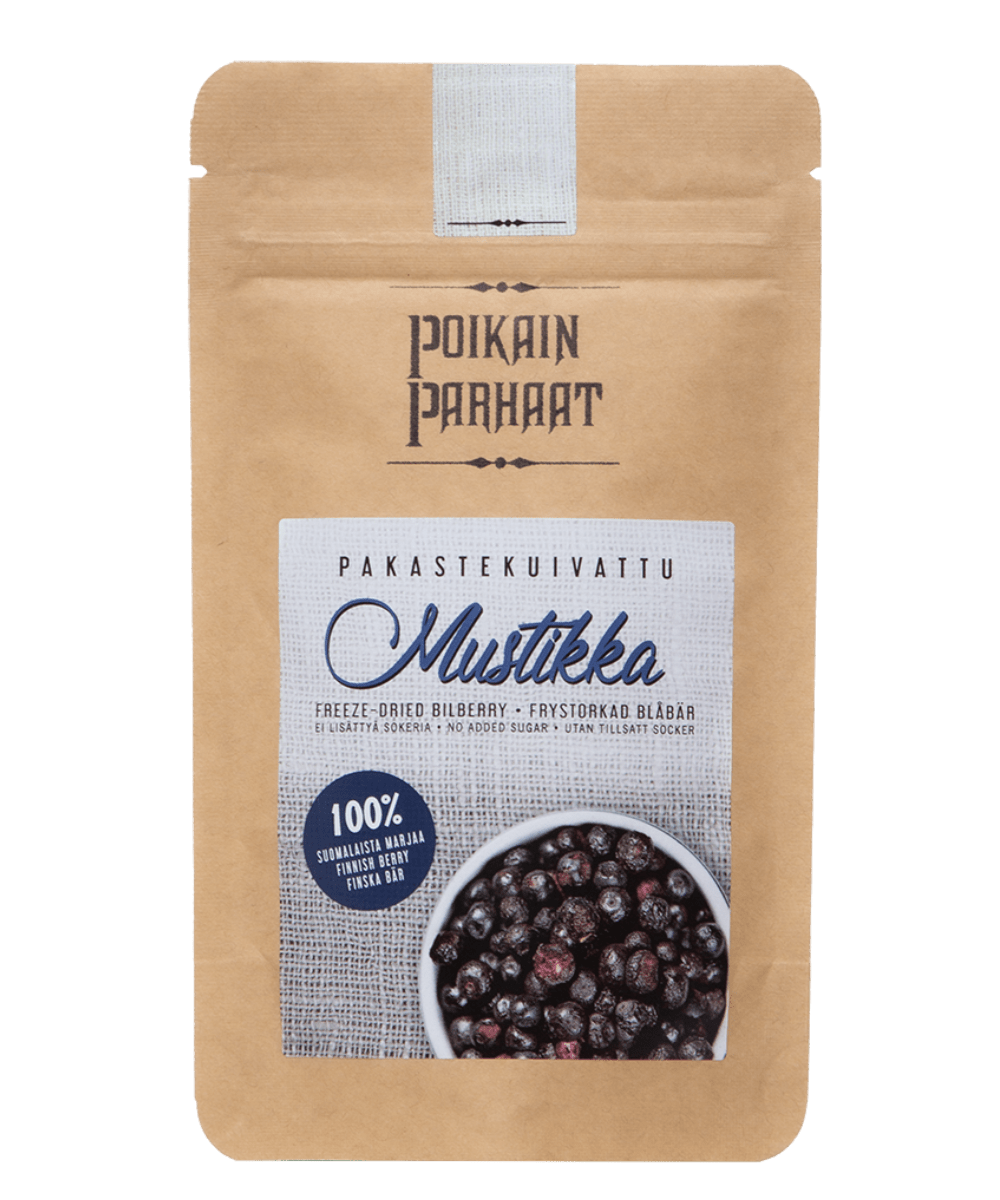 Poikain Parhaat Pakastekuivattu Mustikka; ruskea uudelleensuljettava pussi sisältää 100 % pakastekuivattuja mustikoita; pussissa mattapinta ja pystysuora suorakulmainen muoto; etuosan etiketissä sininen kulho täynnä mustikoita ja tekstiä ilman lisättyä sokeria usealla kielellä; typografia selkeää, groteskia ja pääosin valkoista; valkoinen tausta, ei ihmisiä tai käsiä, tavanomainen tuotekuva.