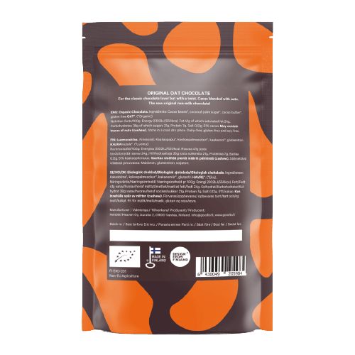 Goodio Luomu Kaurasuklaa; pakkauksen takakuva oranssein ja tummanruskein abstraktein pilkuin, sisältää tuotetietoja ja ravintosisältötaulukon useilla kielillä; pakkaus kiiltävää muovia suorakulmaisena; groteskikirjasin tekstilohkoissa ja taulukossa; tasainen alusta, ei ihmisiä tai käsiä kuvassa.
