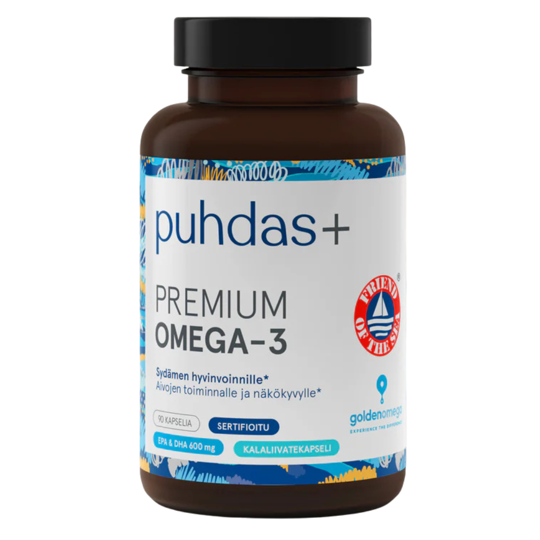 Puhdas+ Premium Omega-3 -pullo; sylinterimäinen, valkoinen ja mattapintainen muovipullo kierrekorkilla; sinisessä etiketissä valkoista tekstiä sekä näkyviä sertifiointi- ja kestävyysmerkkejä etupuolella selkeällä tekstausvapaalla kirjasimella; kuvattu yksiväristä taustaa vasten keskitettynä, ei ihmisiä tai käsiä näkyvissä.