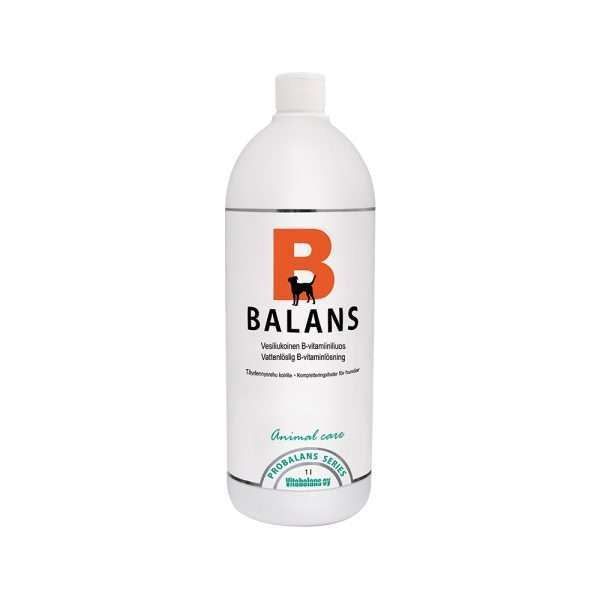 Probalans B-balans; valkoinen muovipullo mattapinnalla, sylinterinmuotoinen ruuvikannella; etiketissä teksti "BALANS" suurella oranssilla B-kirjaimella ja yhtenäinen musta lehmän siluetti; lisäksi vihreää tekstiä etiketissä, joka mainitsee eläinten hoidon ja Probalans-seerumin karjalle; kuva pelkistetyllä valkoisella taustalla ilman ihmisiä tai rekvisiittaa.