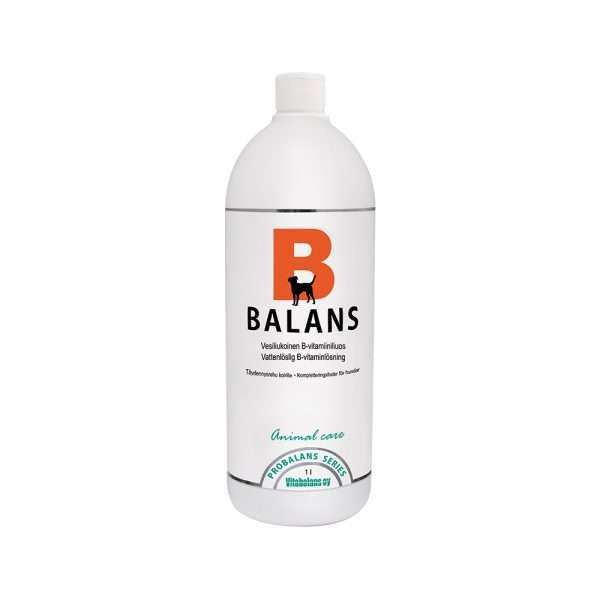Probalans B-balans; valkoinen muovipullo mattapinnalla, sylinterinmuotoinen ruuvikannella; etiketissä teksti "BALANS" suurella oranssilla B-kirjaimella ja yhtenäinen musta lehmän siluetti; lisäksi vihreää tekstiä etiketissä, joka mainitsee eläinten hoidon ja Probalans-seerumin karjalle; kuva pelkistetyllä valkoisella taustalla ilman ihmisiä tai rekvisiittaa.