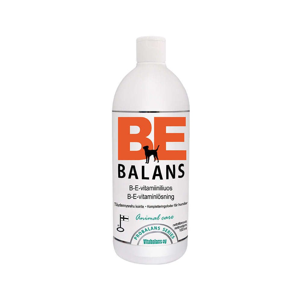 Probalans BE-balans; valkoinen muovipullo tekstillä "BE BALANS" ja koirakuvituksella, sisältää B-E-vitamiiniliuosta eläimille; sylinterinmuotoinen pullo ruuvikorkilla; matta etiketti näyttää vihreitä ja sinisiä graafisia elementtejä, mustaa groteskitekstiä ja vitamiineja kuvaavia kuvakkeita; osittain ruotsinkielistä tekstiä näkyvissä; kuva pelkistetyllä valkoisella taustalla, ei ihmisiä tai esineitä.