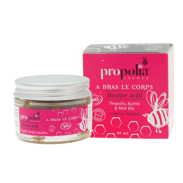 Propolia Active Balm Propolisvoide; purkki ja pakkaus propoliksella, sheavoilla ja hunajalla; pakkaus vaaleanpunainen valkoisella groteskitekstillä ja mehiläiskuvituksella; purkki pyöreä hopeisella kannella, pakkaus suorakulmainen, molemmat mattapintaisia; kummassakin lukee "30 mL"; ei ihmisiä tai käsiä näkyvissä; valkoinen tausta.