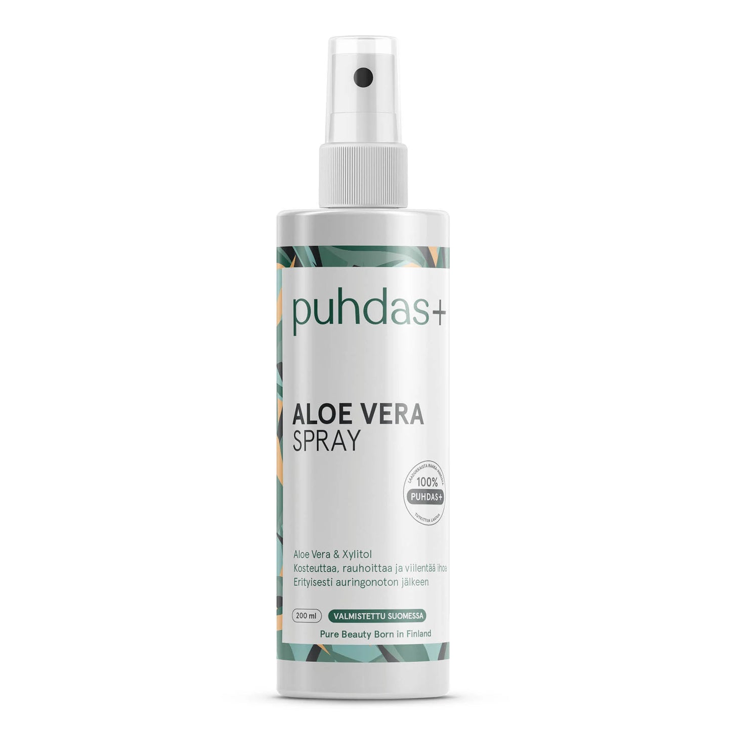 Puhdas+ Aloe Vera Spray; valkoinen suihkepullo tekstillä "puhdas+ Aloe Vera Spray", vihreä-oranssein lehtikuvioin; muovipullo lieriön muotoinen mattapinnalla, valkoinen laukaisinsuihkesuutin yläosassa; etiketissä ainesosat kuten aloe vera ja ksylitoli, suomenkielistä tekstiä sekä tunnuslause "Pure Beauty Born in Finland"; groteskifontti läpi tekstin; tasainen tausta ilman kuviointia.