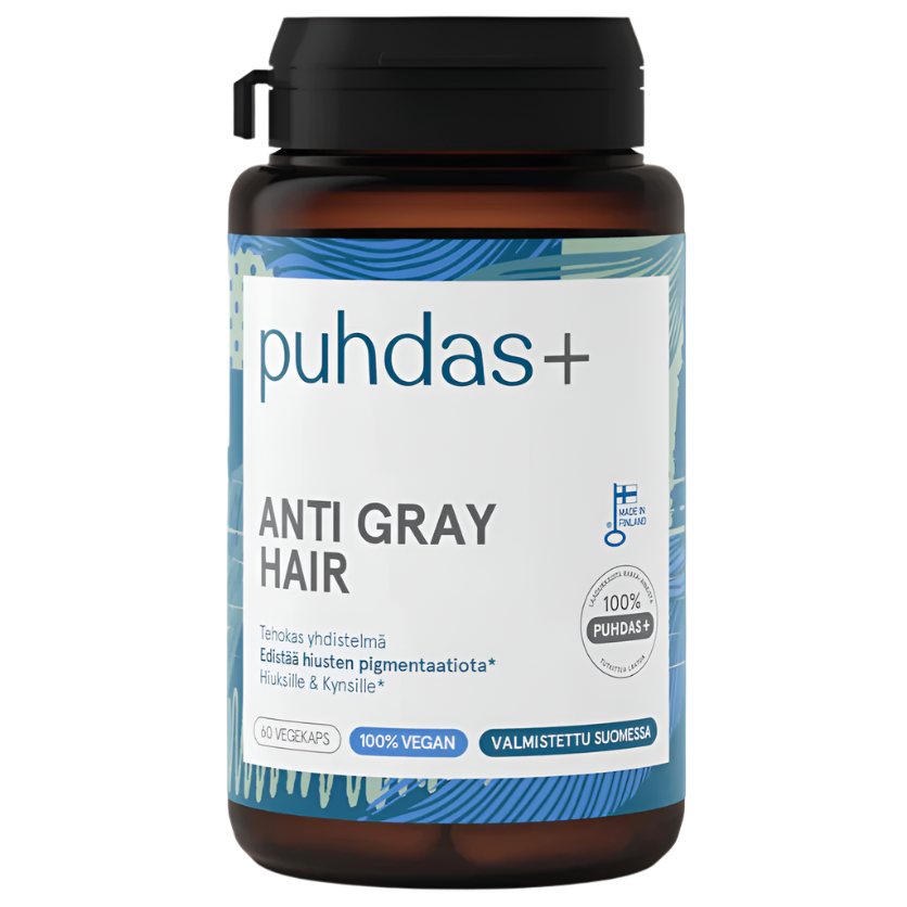 Puhdas+ Anti Gray Hair; ruskea muovipullo mattapinnalla ja valkoisella kierrekorkilla; lieriömäisessä pullossa sininen ja valkoinen etiketti groteskitekstillä, mukaan lukien ”puhdas+ ANTI GRAY HAIR” ja muuta suomenkielistä tietoa, ilmoittaa sisältävän 60 vegaanista kapselia; ei ihmisiä tai käsiä näkyvissä; tuote erillisenä tasaisella taustalla keskitetyssä kuvassa.
