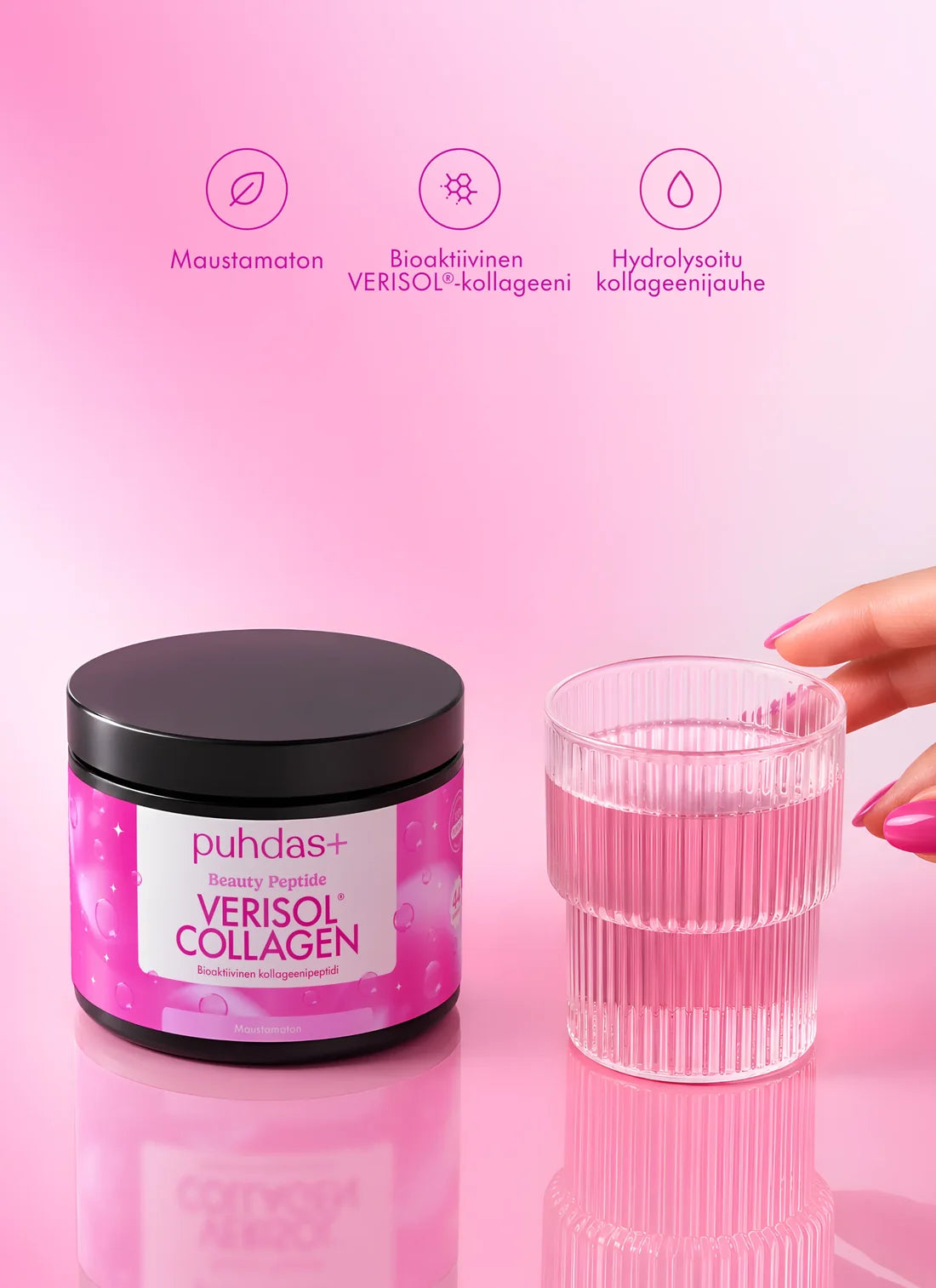 Käsi pitelee uritettua vesilasillista vaaleanpunaisen muovipurkin vieressä, jossa lukee puhdas+ VERISOL Collagen, yksivärisen vaaleanpunaista taustaa vasten. Purkissa on valkoinen kierrekansi ja mattapinta, niukkaa pääteviivatonta typografiaa. Purkin yläpuolella on suomenkielisiä sanoja ja pieniä viivapiirroskuvakkeita, jotka kuvaavat kollageenin hyötyjä. Vain käsi näkyy; muita ihmisiä tai esineitä ei näy kehyksessä.