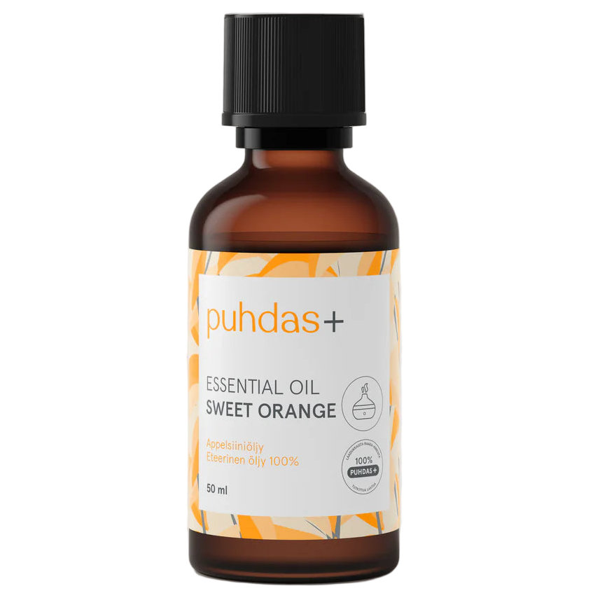 puhdas+ ESSENTIAL OIL SWEET ORANGE -pullo, meripihkanvärinen lasi oranssin ja valkoisen designin kanssa, musta uritettu muovikorkki ja "50 ml" merkittynä etikettiin; sylinterimäinen muoto kiiltäväpinnalla; etiketissä yksinkertaista tekstausvapaata typografiaa; tuote kuvattu valkoista taustaa vasten lähikuvassa; ei ihmisiä tai käsiä näkyvissä.