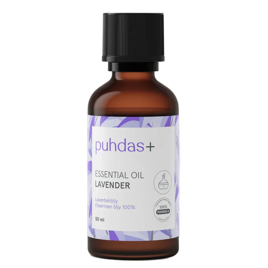 puhdis+ lavender essential oil -pullo, ruskea lasipullo mattamustalla kierrekorkilla ja suorakulmaisella violetilla etiketillä; etiketissä valkoista tekstiä, yksinkertaisia laventelikuvituksia ja tuotetietoa tekstausvapaalla fontilla; tausta valkoinen; ei ihmisiä tai käsiä näkyvissä; kuva otettu edestä ja keskitettynä.