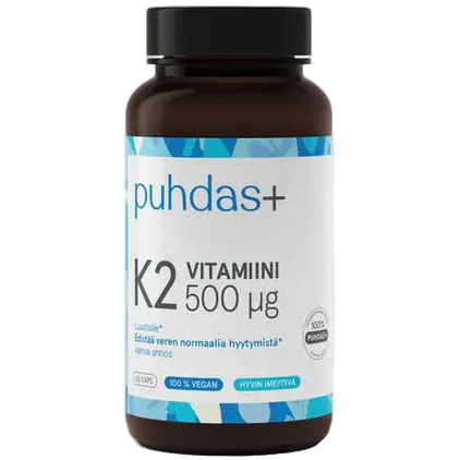 Puhdas+ K2-vitamiini 500 mikrog; ruskea muovipullo valkoisella mattapintaisella kierrekannella, kuvattu pystyssä valkoista taustaa vasten; lieriömäinen pullo sinisin aksentein etiketissä esittää suomenkielistä groteskitekstiä, mukaan lukien puhdas+ K2 Vitamiini 500 µg ja 120 vegaanista kapselia; ei ihmisiä tai muita esineitä näkyvissä.