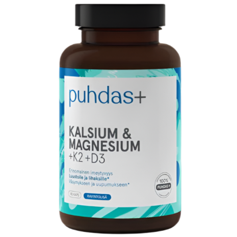 Puhdas+ Kalsium & Magnesium + K2-vitamiini + D3-vitamiini; ruskea muovipullo tekstillä ”puhdas+ Kalsium & Magnesium + K2 + D3”, valkoinen ja sininen mattaetiketti, lieriömäinen muoto kierrekorkilla; etiketissä suomenkielistä ravintolisätietoa, pyöreä ”100%”-laatumerkkikuvake ja modernia groteskityyppografiaa; tuote kuvattu tasaisella valkoisella taustalla ilman ihmisiä tai muita esineitä.